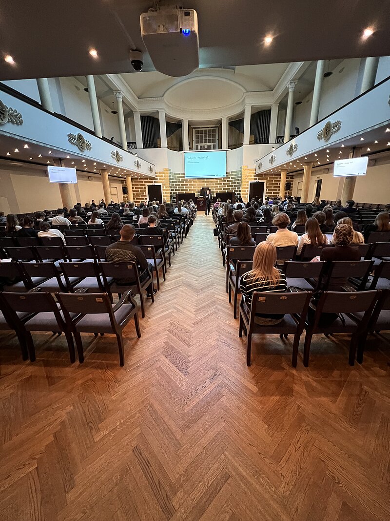 Jauno juristu universitātes dalībnieki apgūst tiesību zinātnes pamatus un piedalās tiesas procesa izspēlē