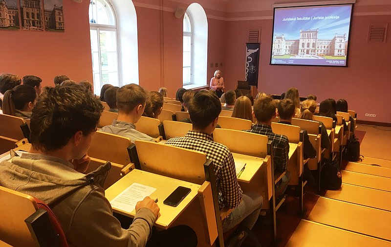 Vidusskolēnus aicina pieteikt dalību Jauno juristu universitātes nodarbībās